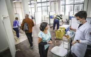 Gripe: vacinação segue em Porto Alegre (RS) para aumentar adesão do público prioritário