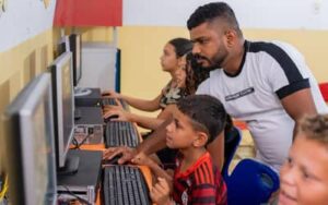 Inclusão digital: Ceará recebe mais de 3,3 mil computadores em 315 pontos de acesso