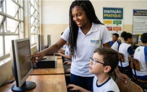 Inclusão digital: Distrito Federal recebe mais de 5,7 mil computadores em 435 pontos de acesso