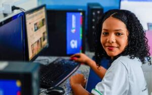 Inclusão digital: Rio de Janeiro recebe 2.790 computadores em 185 pontos de acesso