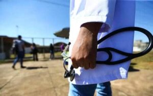 Municípios devem ter cautela ao aderir ao programa de médicos especialistas, diz CNM