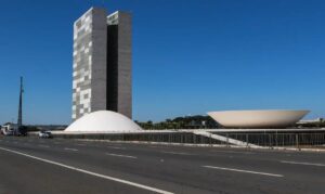 Setor produtivo pressiona Congresso para adiar discussões sobre fim da escala 6×1