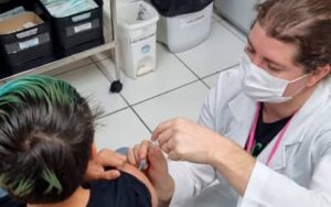 Vacinação nas escolas públicas: ação vai até 25 de abril