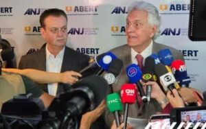 Caiado apresenta propostas para comunicação, segurança e economia em encontro da ABERT e ANJ